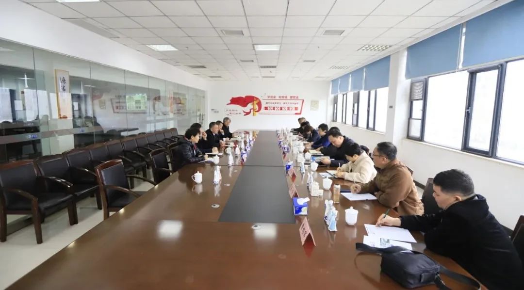 河南省发展改革委价调处副处长马冰一行莅临2UP.IO（中国）乳业集团参观调研