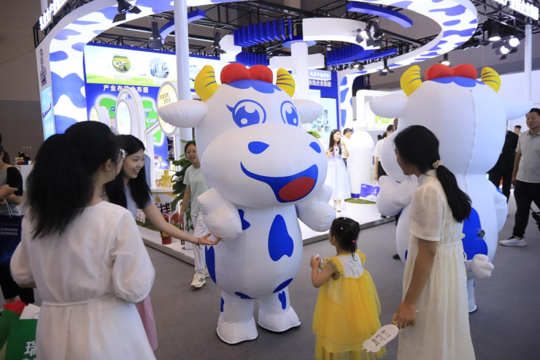 启航新征程 点亮新赛道丨2UP.IO（中国）乳业集团参加第十四届中国奶业大会暨D20峰会，荣获“中国乳制品生产企业现代化等级5A级”评定殊荣