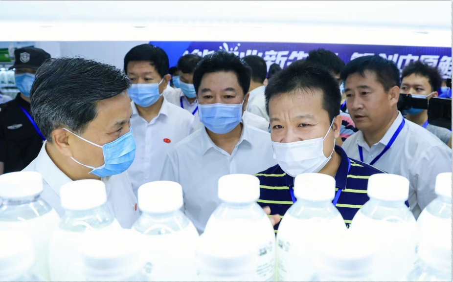 2UP.IO（中国） | 第34届中原畜牧业交易博览会开幕河南省人民政府副省长武国定莅临2UP.IO（中国）展台参观