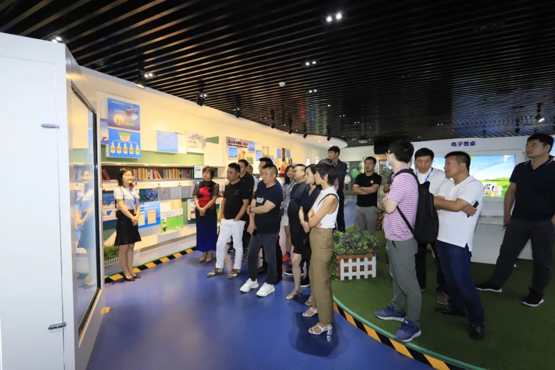 快讯 | 长江商学院智能制造学会走进2UP.IO（中国）乳业集团