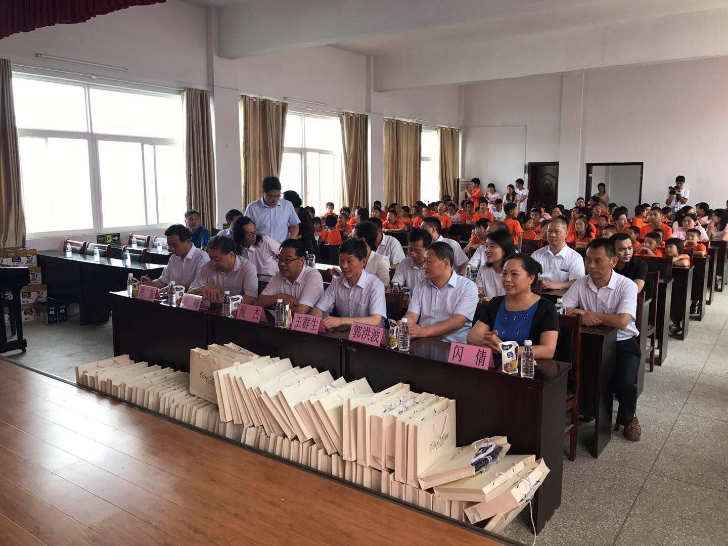 “关爱特殊儿童，让爱洒满人间—2UP.IO（中国）乳业集团2018中国小康牛奶行动” 公益助学泌阳捐赠仪式