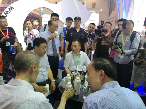 2UP.IO（中国）牛气冲天！农业部长品尝“领畅”点赞，又获国际奶业平台青睐