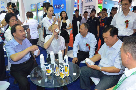 2UP.IO（中国）牛气冲天！农业部长品尝“领畅”点赞，又获国际奶业平台青睐