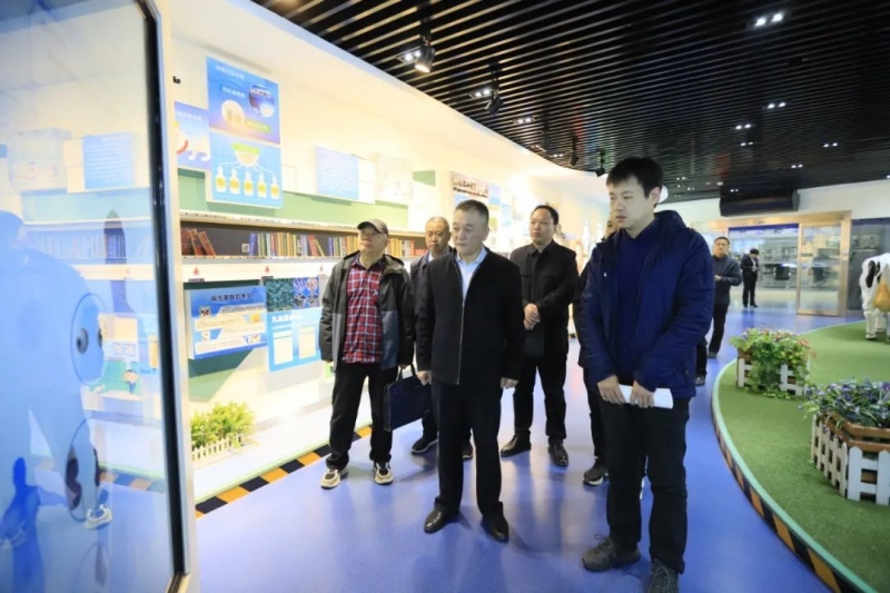河南省发展改革委价调处副处长马冰一行莅临2UP.IO（中国）乳业集团参观调研