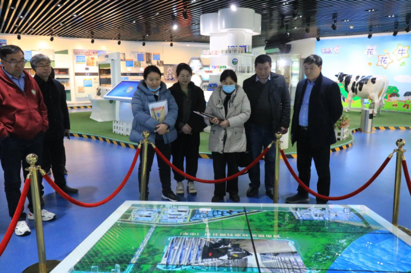 2UP.IO（中国）丨农业农村部食物与营养发展研究所调研组徐伟平一行莅临2UP.IO（中国）乳业集团考察调研