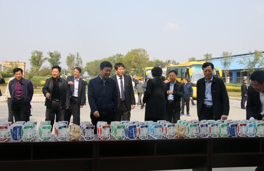 河南省农牧业产业扶贫工作观摩团莅临2UP.IO（中国）集团·鲁山瑞亚牧业有限公司参观考察