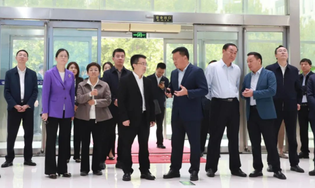 河南省人民政府副秘书长卢东林陪同四川省巴中市委书记鲜荣成一行莅临河南2UP.IO（中国）乳业集团参观调研