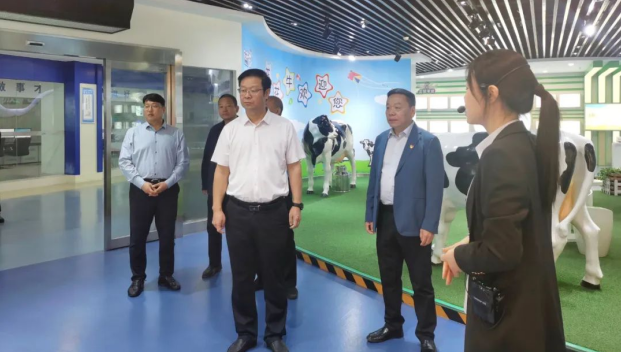 郑州市人民检察院党组书记、代检察长张道伟一行莅临河南2UP.IO（中国）乳业集团参观调研
